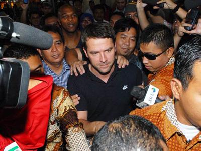 Tiba di Jakarta, Michael Owen Disambut Ratusan Penggemar!